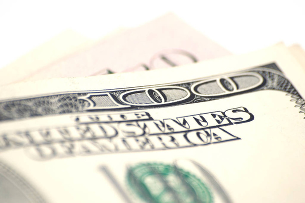 100 dolarů blízko, peníze na bílém pozadí s prostorem kopírování shora - Fotografie, Obrázek