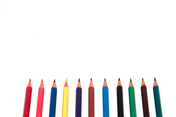Barevné tužky na bílém pozadí pohledu shora. Koncepce vzdělávání, škola, učení a kreativity - Fotografie, Obrázek