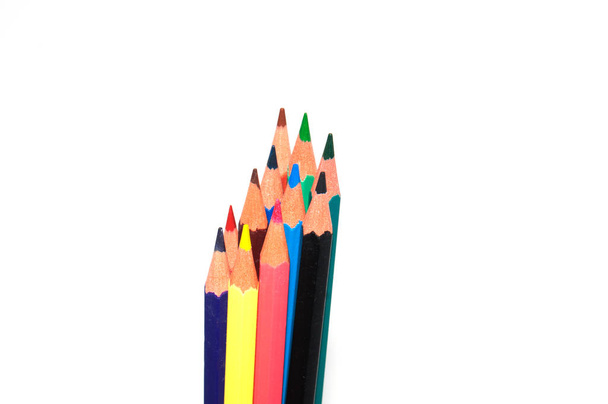 Renkli kalemler üzerinde beyaz arka plan kopya alanı metin için izole yığını. Mutlu sanat eğitimi çocuklar için. - Fotoğraf, Görsel