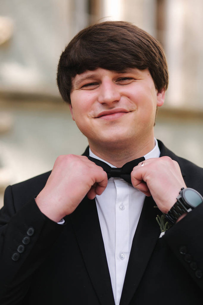 Retrato de novio guapo en traje negro con lazo de corbata
 - Foto, Imagen
