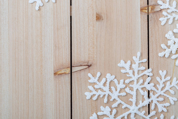 Décoration de Noël fond et espace de copie. Flocons de neige artificiels blancs sur une table en bois. Joyeux Noël et bonne année
. - Photo, image
