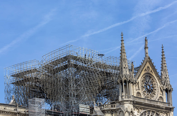 Szczegółowy obraz rusztowań i pozostałości katedry Notre Dame w Paryżu po pożarze zniszczył cały dach w dniu 15 kwietnia 2019.. - Zdjęcie, obraz
