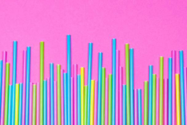 Красочные пластиковые соломинки на розовом фоне, пространство для копирования
 - Фото, изображение