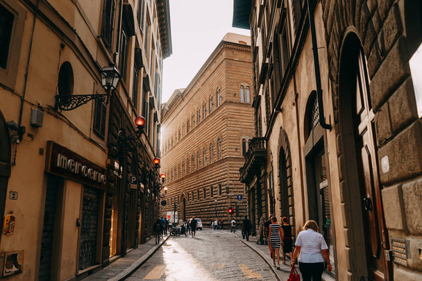 De straten van Italië in de zomer, met hoge huizen van steen, betrouwbare architectonische oplossing, een reis naar Europa | Florence, Italië-14 september 2018. - Foto, afbeelding