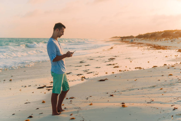 Młody mężczyzna biorąc selfie na tle plaży Morza - Zdjęcie, obraz