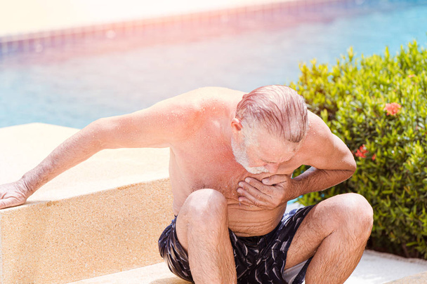 Dor de idosos sofrem de ataque cardíaco na piscina no verão dia ensolarado quente
 - Foto, Imagem