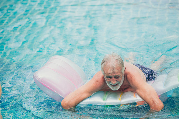 孤独な年長者、悲しい気分の不幸な感情で老人ホームで一人でプールで遊ぶ老人 - 写真・画像