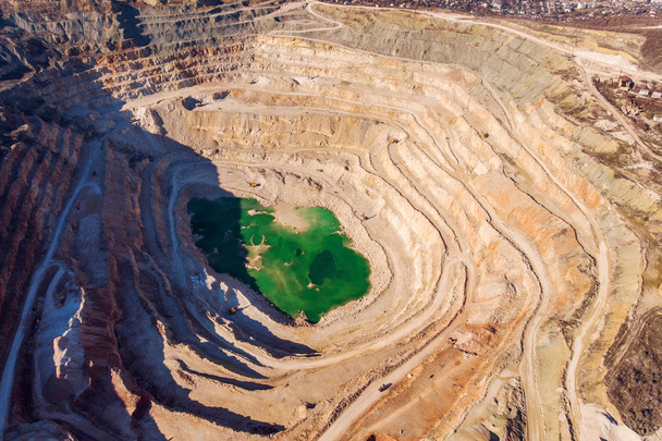 Mijnbouw steengroeve, luchtfoto. Industriële productie en transport van mineralen, erts en grind - Foto, afbeelding
