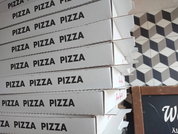 stapel pizzadozen - Foto, afbeelding