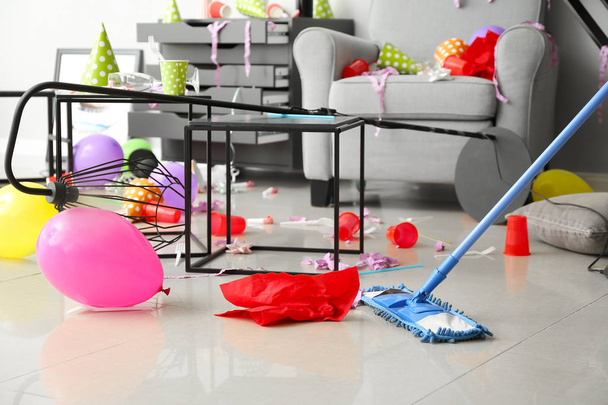 Limpieza del piso en la habitación después de la fiesta
 - Foto, imagen
