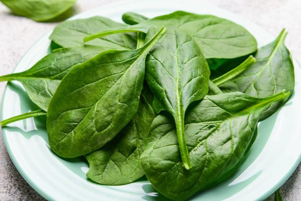Plate with fresh spinach on table, closeup - Photo, Image