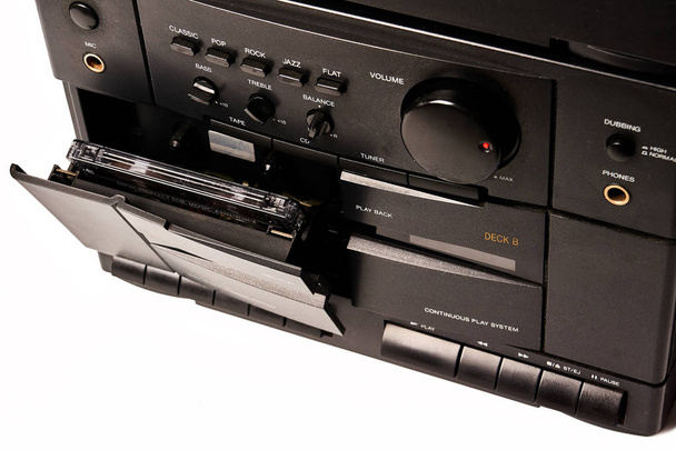 Старая домашняя музыкальная система stereo mini изолирована на белом фоне
 - Фото, изображение