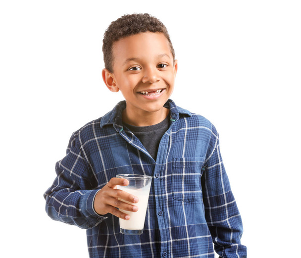 Lindo chico afroamericano con vaso de leche sobre fondo blanco
 - Foto, Imagen