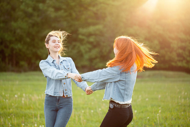 Two young women having fun under sunlight. Best friends - Foto, imagen