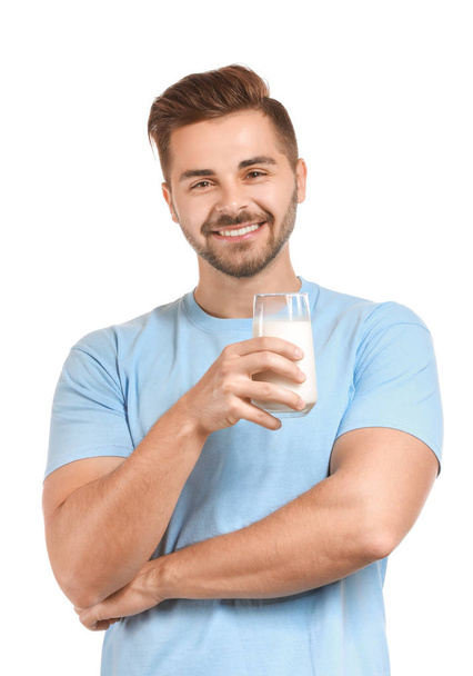 Przystojny mężczyzna z kieliszkiem smacznego mleka na białym tle - Zdjęcie, obraz