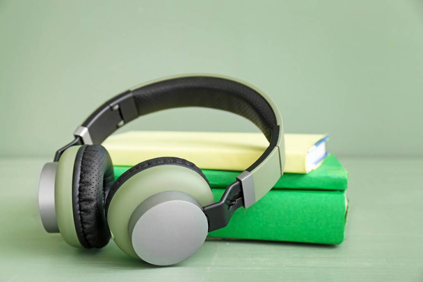 Książki i nowoczesne słuchawki na stole. Koncepcja audiobooka - Zdjęcie, obraz