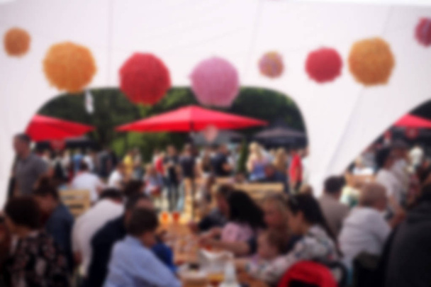 Дезорієнтований фон людей на фестивалі паркової їжі, літній фестиваль
 - Фото, зображення