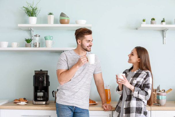 Молодая пара пьет горячий кофе на кухне
 - Фото, изображение