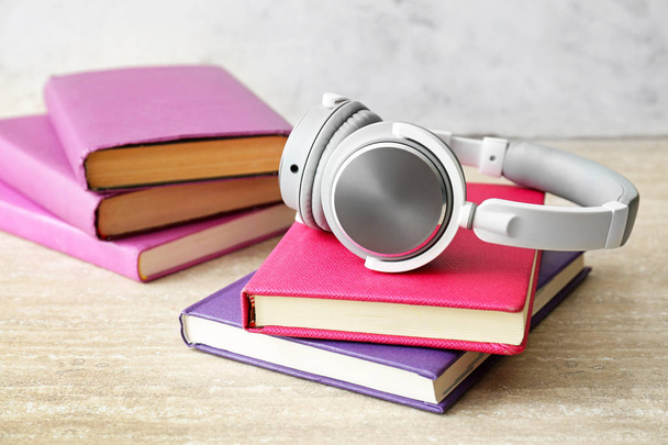 Книги та сучасні навушники на столі. Концепція аудіокниги
 - Фото, зображення