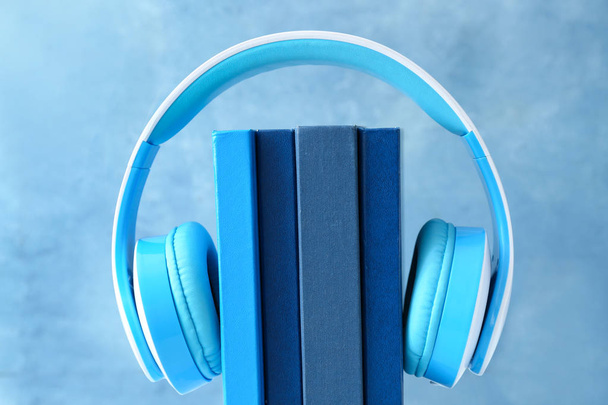 Kirjat ja moderni kuulokkeet värillinen tausta. Äänikirjan käsite
 - Valokuva, kuva