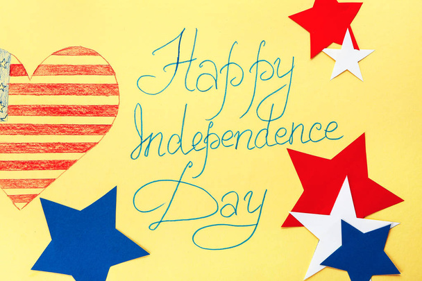 Tekst Happy Independence Day op kleur achtergrond - Foto, afbeelding