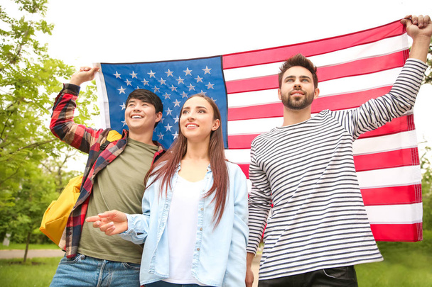 Groupe d'étudiants avec drapeau américain à l'extérieur
 - Photo, image