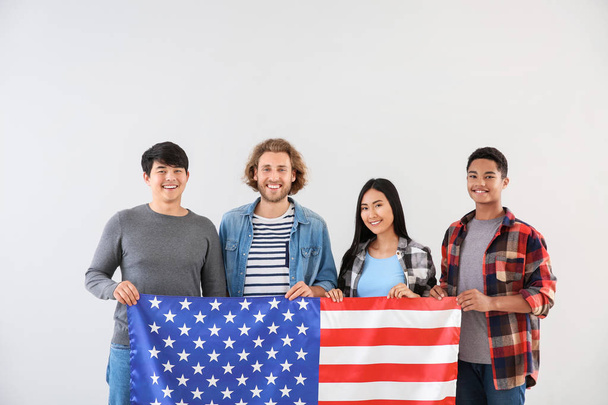 Ομάδα φοιτητών με τη σημαία των ΗΠΑ σε φως φόντο - Φωτογραφία, εικόνα