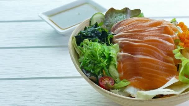 delizioso Sashimi fresco crudo con salmone, cibo tradizionale giapponese  - Filmati, video