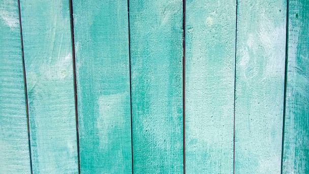 Verticale licht Smaragd groene planken van een tafel, hek, muren gekanteld in perspectief als een abstracte Vintage oude achtergrond - Foto, afbeelding