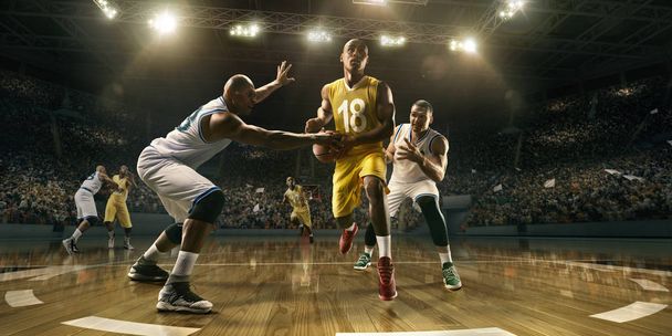 Баскетболисты на большой профессиональной арене во время игры. Баскетболисты дерутся за мяч
 - Фото, изображение