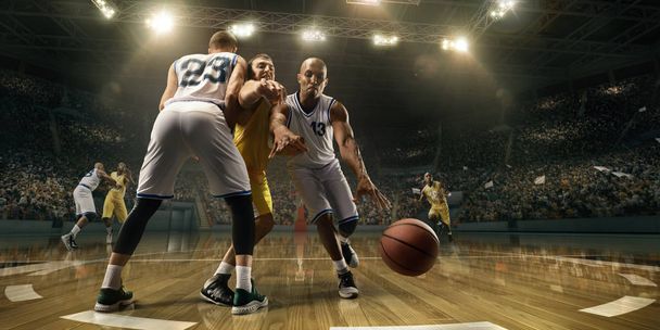 Basketbalisté na velké profesionální scéně během hry. Mužští basketbalisté bojují za míč - Fotografie, Obrázek
