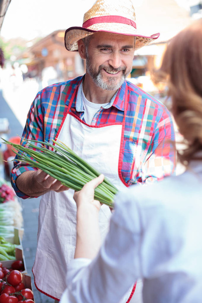 Boldog Senior gazdálkodó értékesítési bio zöldség a gazdálkodó piacon - Fotó, kép