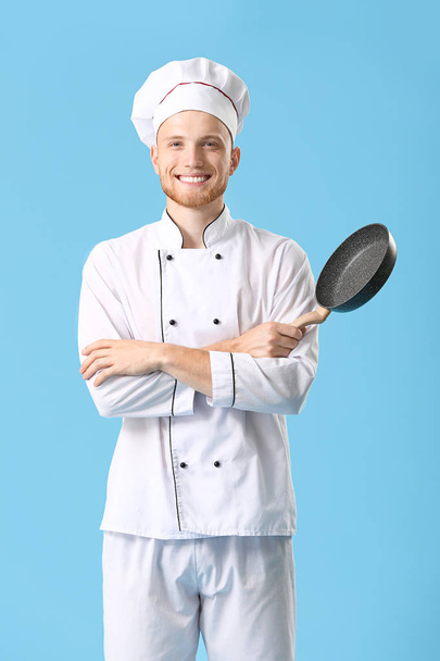 Красивый шеф-повар с сковородкой на цветном фоне
 - Фото, изображение