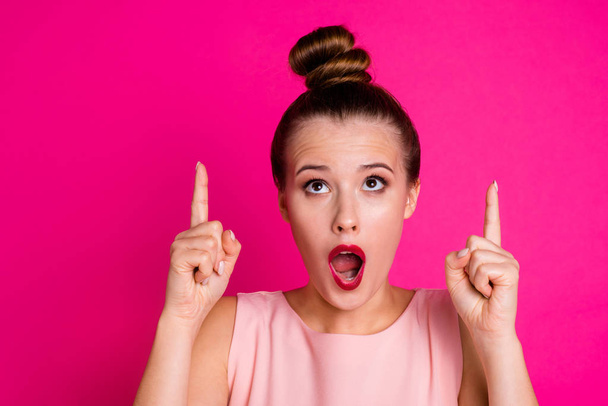 Cloe up photo terrified youngster attention advertise astonished horrified impressed unbelievable unexpected novelty frustrated depressed top-knot clothing glamorous isolated pink vivid background - Foto, Imagem