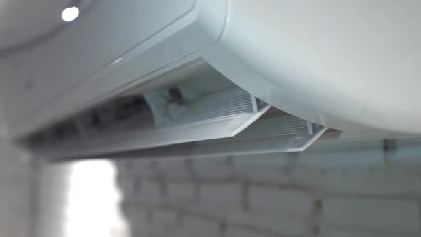 Balançoire ouverte pour climatiseur est utilisé dans la chambre
 - Séquence, vidéo