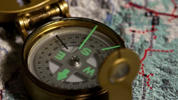 Vanha kompassi näyttää paikallistamiseen magneettinen pohjoiseen
 - Materiaali, video