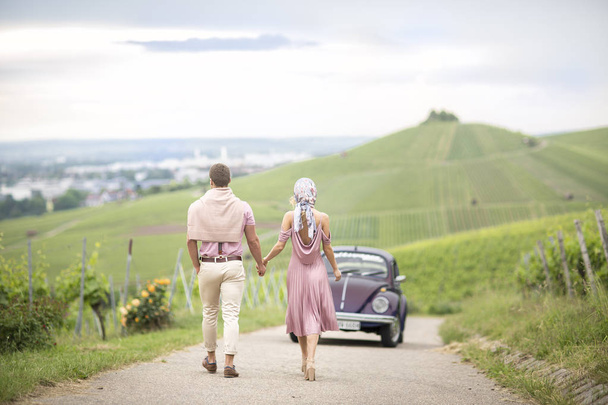 Um par de pessoas apaixonadas andando pelas vinhas, Europa Alemanha 2018 year.May
 - Foto, Imagem