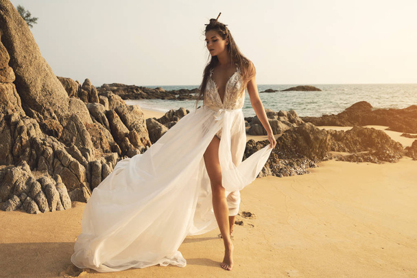 Young and beautiful bride on the beach - Fotografie, Obrázek