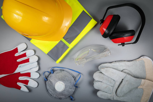elementy bezpieczeństwa pracy przemysłu budowlanego na szarym tle - Zdjęcie, obraz