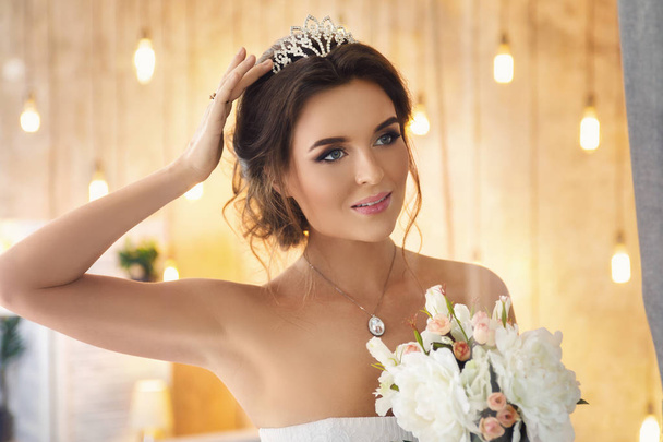 Happy and beautiful bride with bouquet of flowers - Foto, Bild