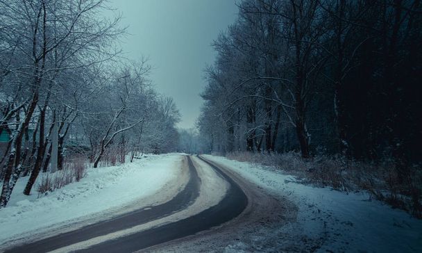 Winterliche russische Asphaltstraße. Winterstraße. Schneeglätte. Reise . - Foto, Bild