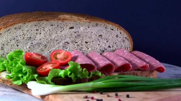 Sandwich du pain écologique ukrainien traditionnel perdu au goût sans saveurs, charges et OGM. Cuite au four sur le bois des arbres fruitiers
. - Séquence, vidéo