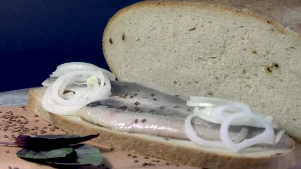 Sandwich del tradicional pan ecológico ucraniano perdido al gusto sin sabores, rellenos y OMG. Horneado en el horno sobre la madera de árboles frutales
. - Imágenes, Vídeo