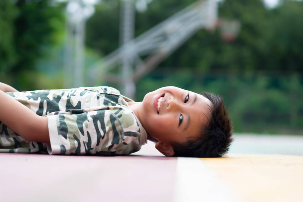 Портрет маленького хлопчика відпочиньте на підлозі
 - Фото, зображення