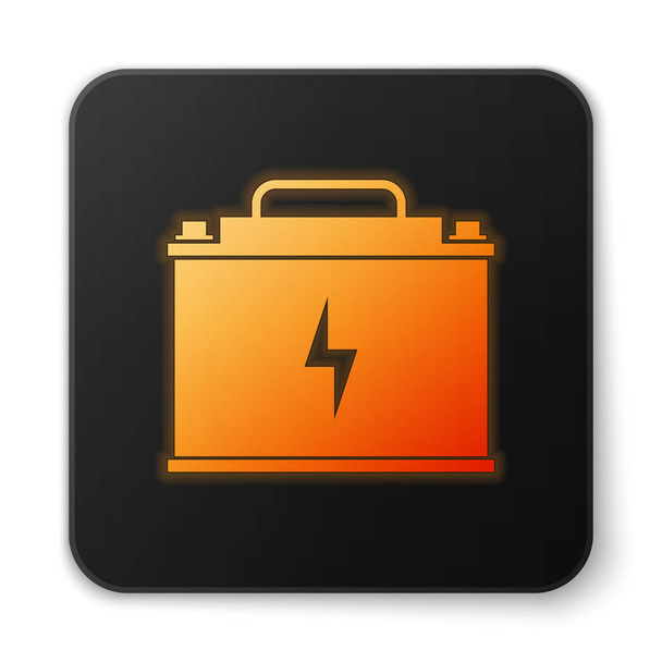 Oranžová ikona automobilové baterie je izolována na bílém pozadí. Energie akumulátoru a akumulátorové baterie. Symbol blesku. Černé čtvercové tlačítko. Vektorová ilustrace - Vektor, obrázek