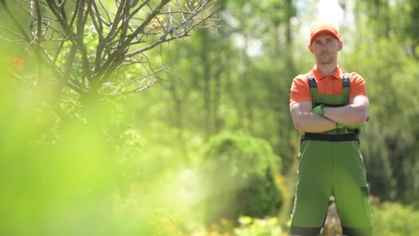 Professionele Kaukasische tuinman in zijn 30s. Portret beelden. - Video