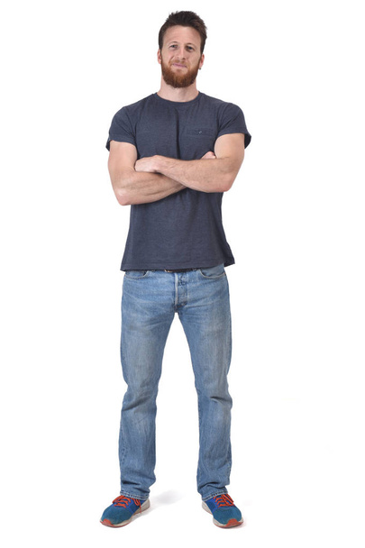 portrait complet d'un homme aux bras croisés sur fond blanc
 - Photo, image