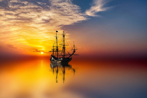 Silhueta preta de barca em mar aberto ao pôr do sol
  - Foto, Imagem