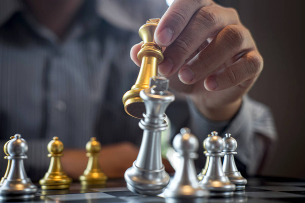 Złoto i srebro szachy z graczem, inteligentny biznesmen playi - Zdjęcie, obraz