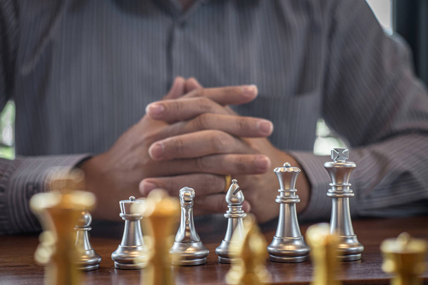 Zlatý a stříbrný šachy s hráčem, inteligentní obchodník playi - Fotografie, Obrázek
